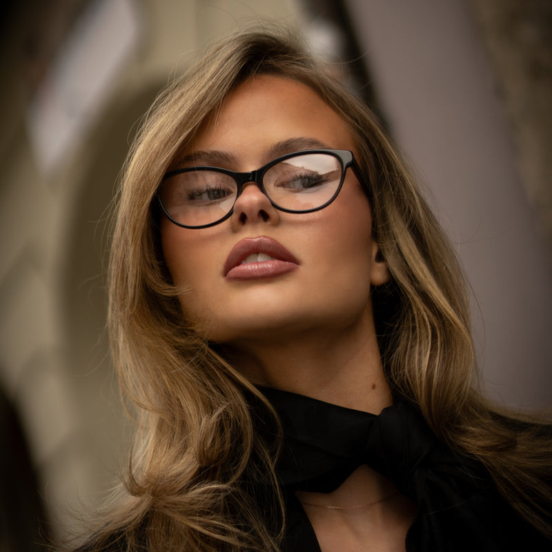 DIVINE | black-zoom-